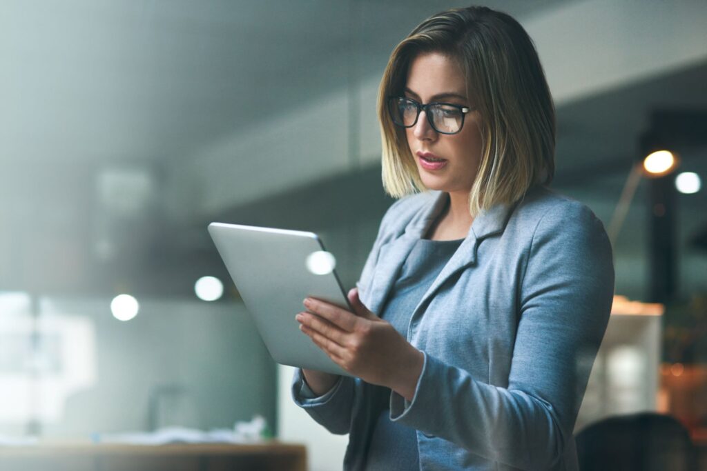 Modernes Büro mit einem internationalen Team, das in einer offenen Arbeitsumgebung arbeitet, mit Fokus auf Technologie und virtuelle Meetings