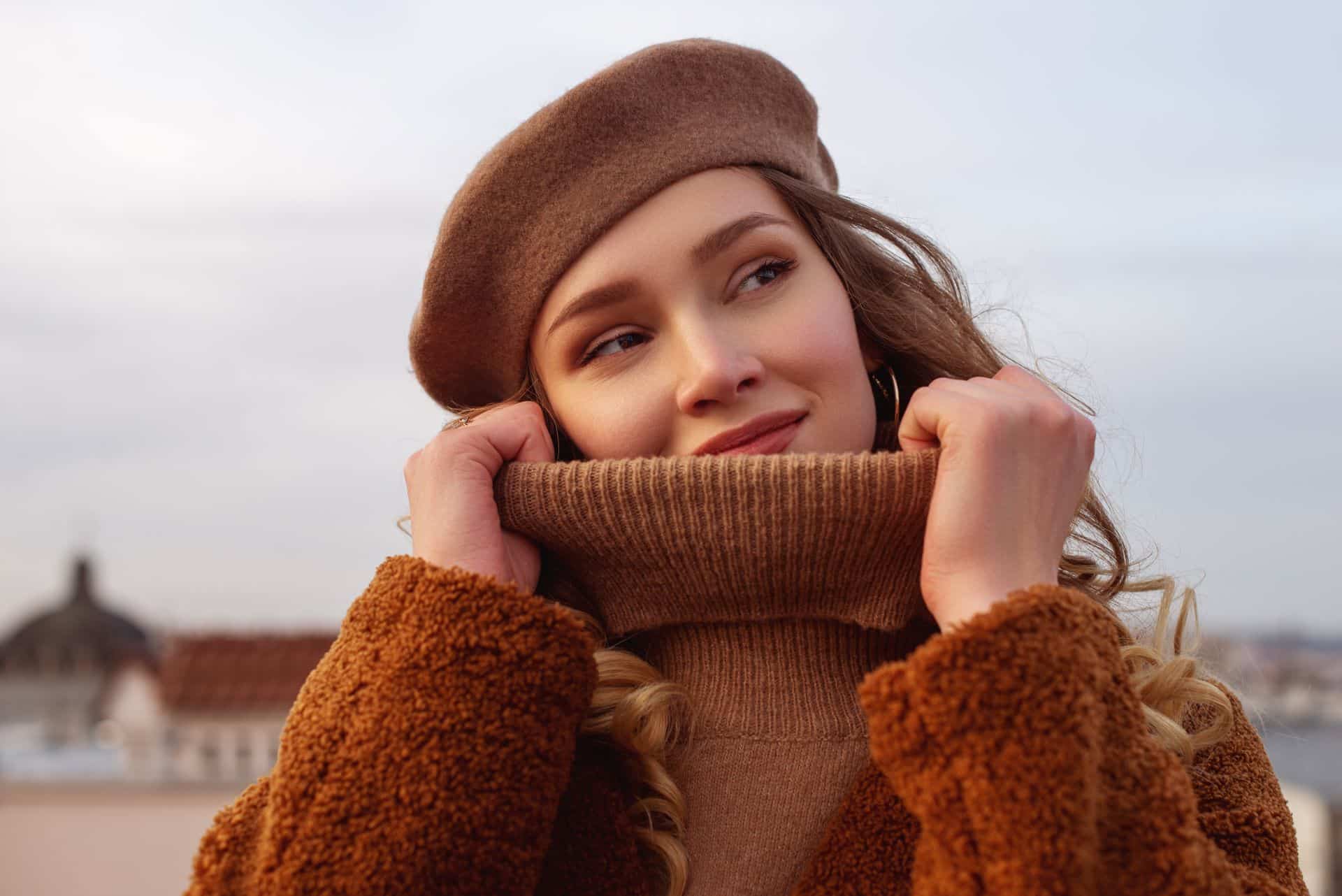 Frau im Wollpulli mit weichem Ausdruck und elegantem Look