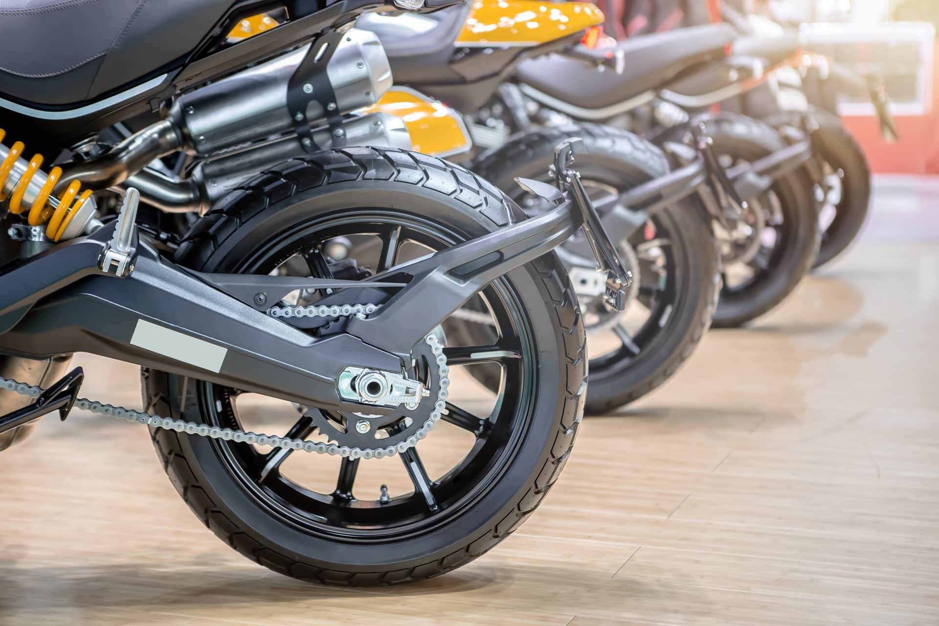 Mehrere Motorräder im Showroom | HJC
