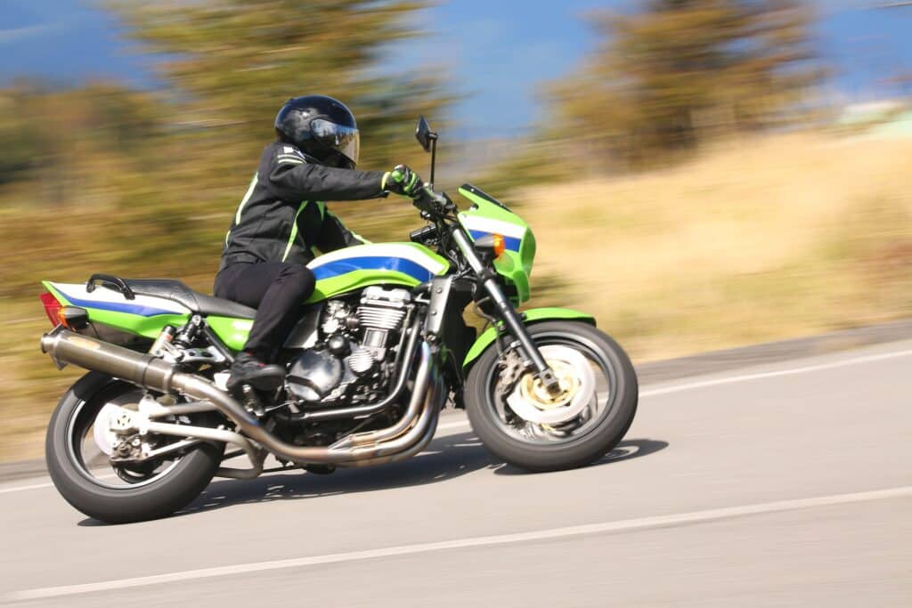 Fahrer mit Sportbike in Fahrt | HJC