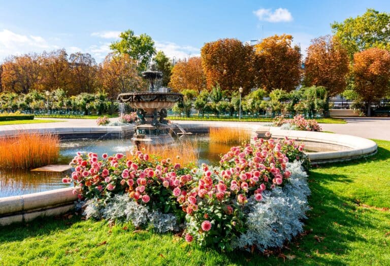 brunnen und blumen im volksgarten wien bei sonnenschein