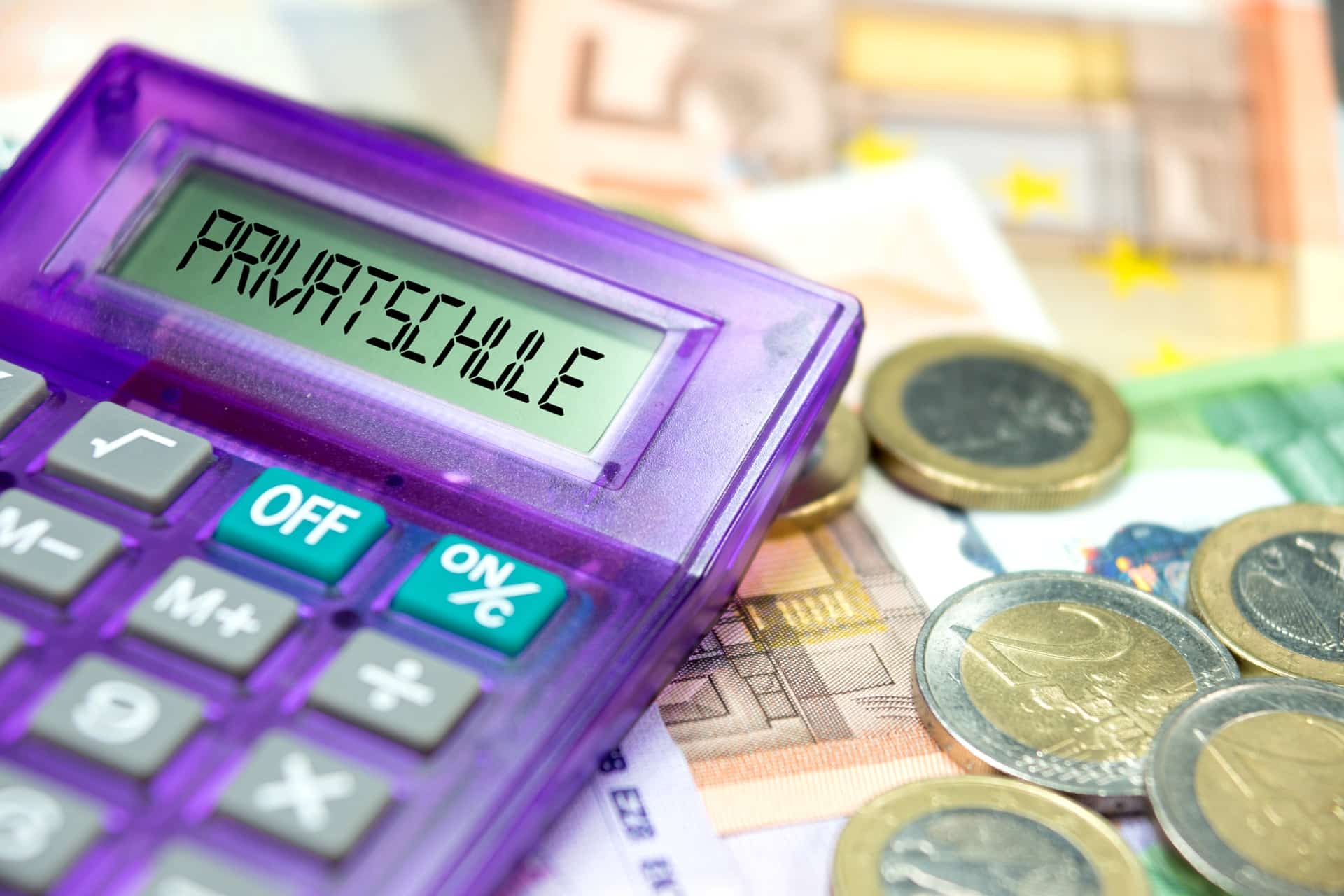 Taschenrechner mit Euro und Schriftzug | Kosten Privatschule Berlin