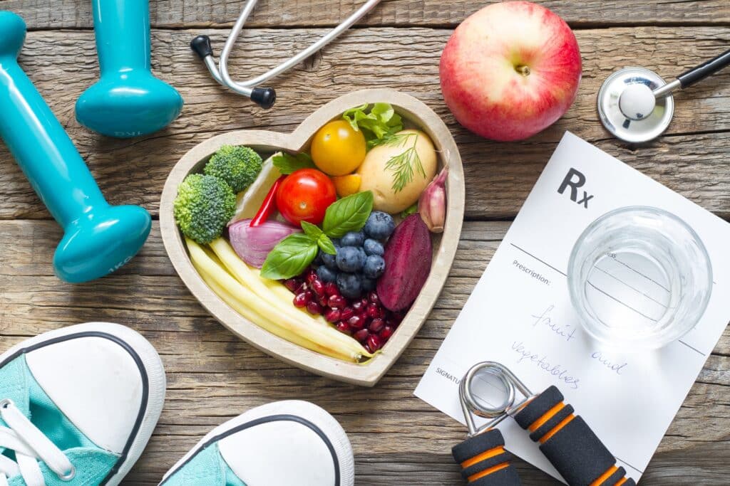 Herzschale mit Obst, Gemüse und Fitnesssymbolen | Omega-3 Algenöl