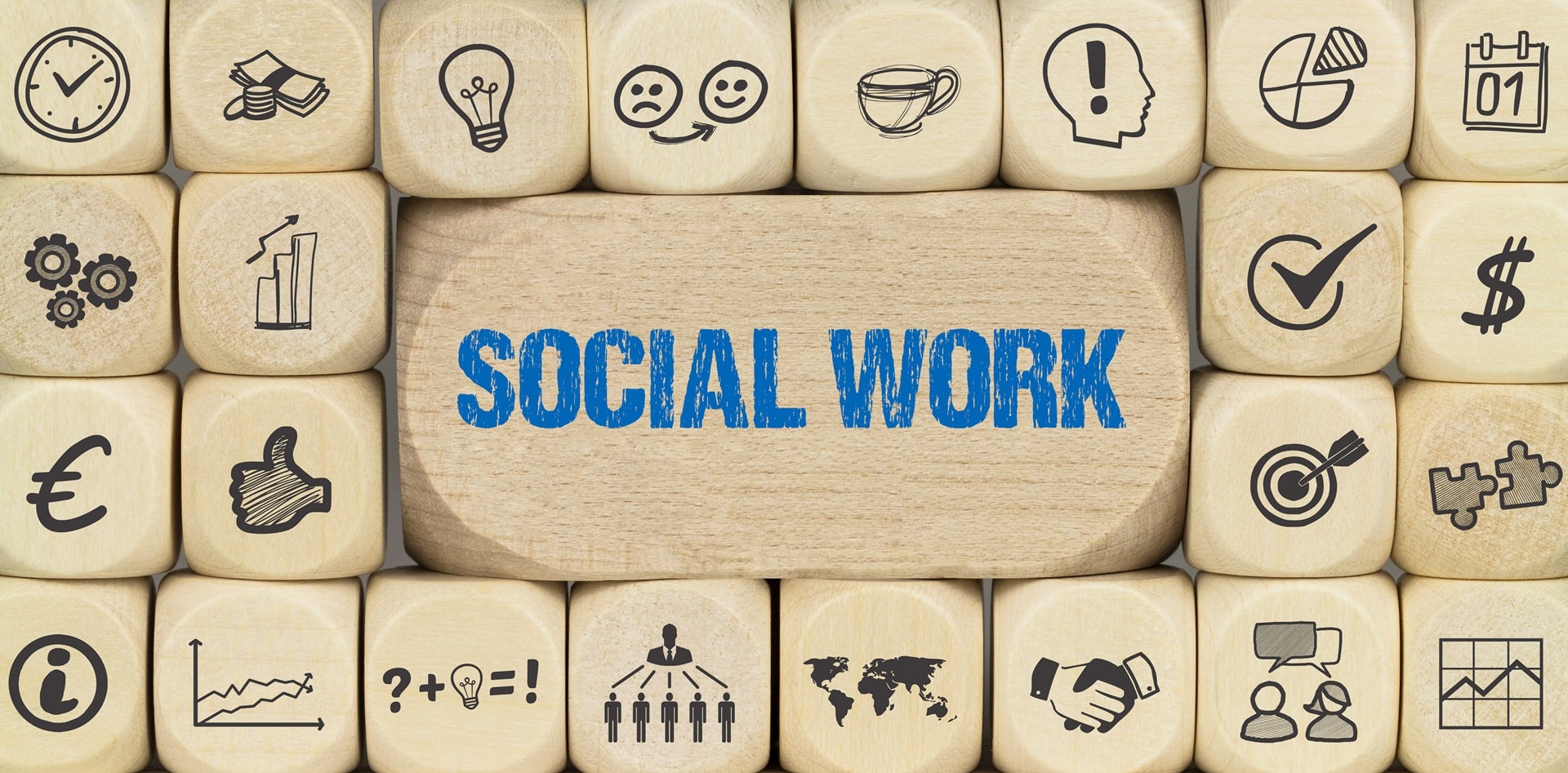 Holzquader mit Aufschrift Social Work | Betreuungskraft Ausbildung