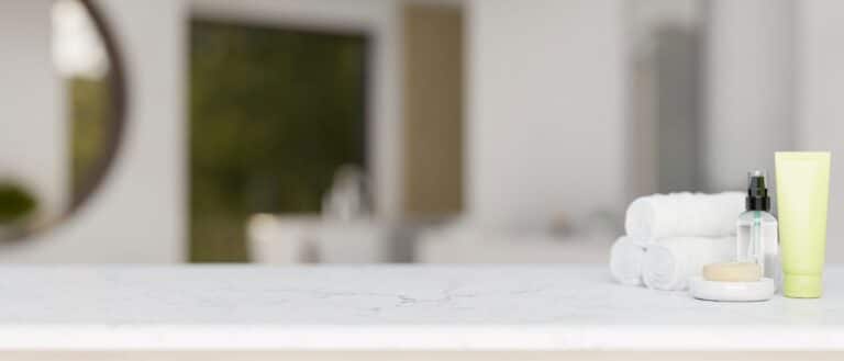  Minimalistisch eingerichtetes Bad mit wenigen Pflegeprodukten und Handtuechern