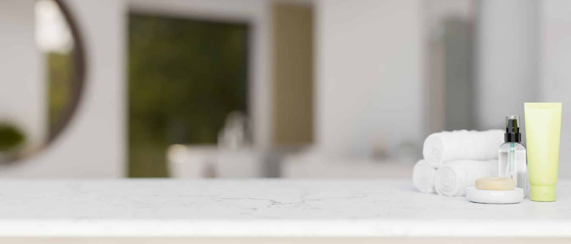  Minimalistisch eingerichtetes Bad mit wenigen Pflegeprodukten und Handtuechern
