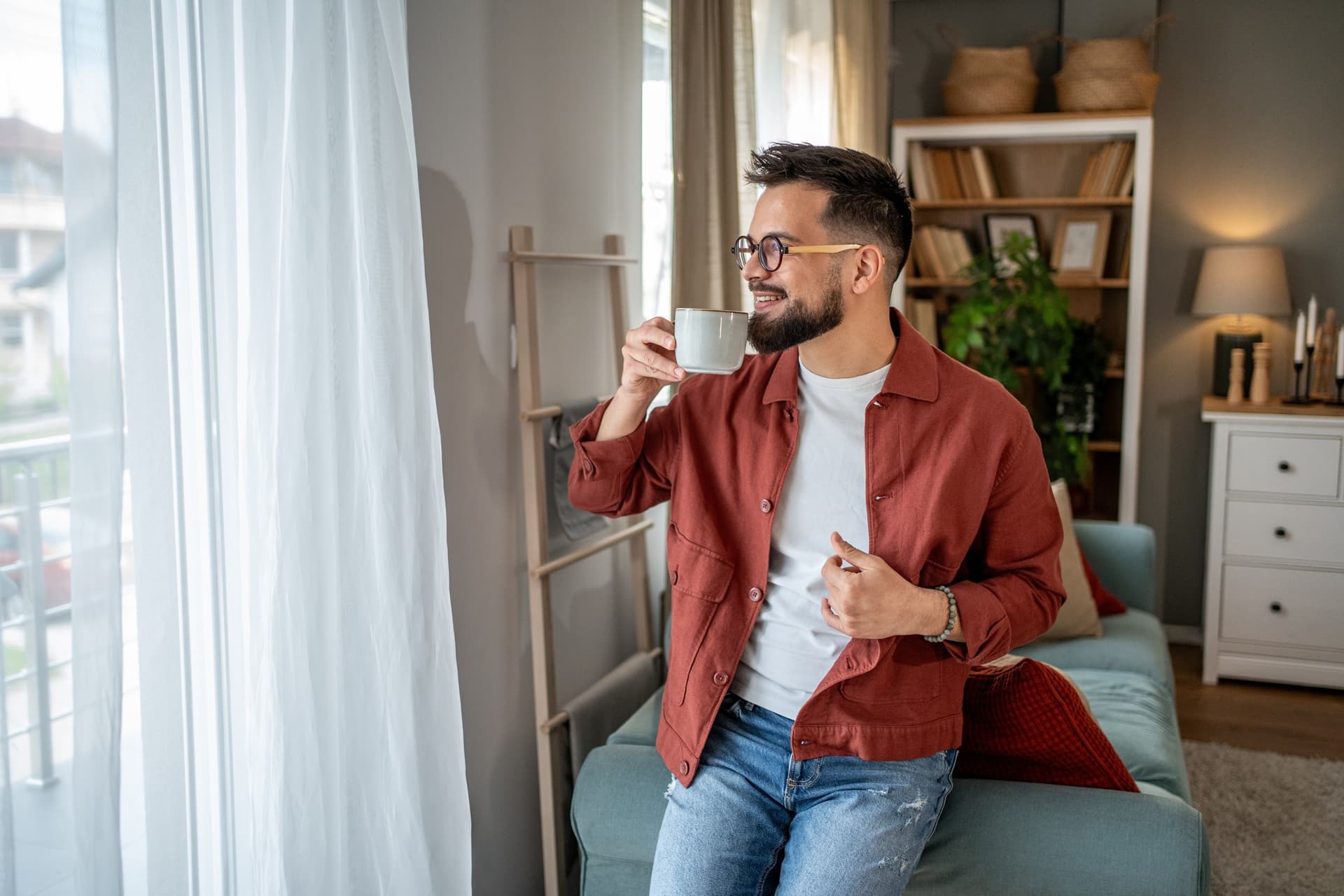 Kaffeepause im Wohnzimmer mit Blick nach draussen | Wandpolster
