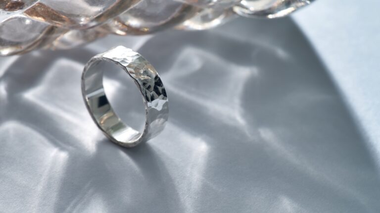 Verlobungsring Silber mit elegantem Hammerschlag Design auf heller Oberfläche