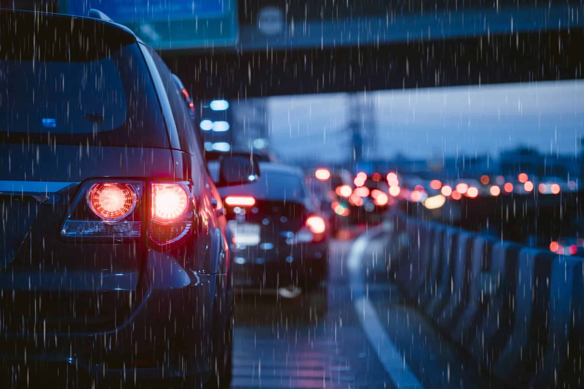 Regen und Stau bei Nacht, Zusatzscheinwerfer Lkw